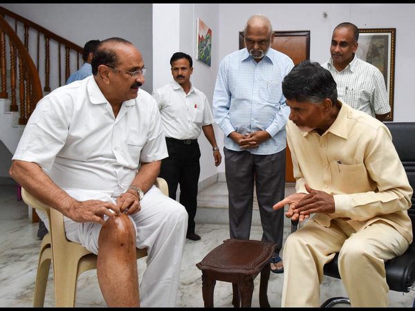 ఆరోగ్యశాఖ మంత్రితో చంద్రబాబు