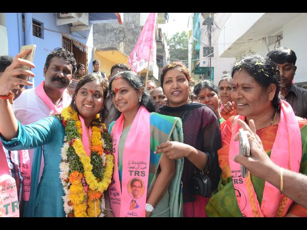 కవితతో అభ్యర్థి సెల్ఫీ