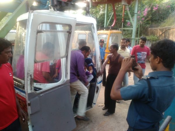 ఆనందం కాస్త ప్రమాదంగా: తెగిపడిన కైలాసగిరి రోప్‌వే