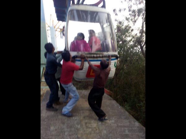  ఆనందం కాస్త ప్రమాదంగా: తెగిపడిన కైలాసగిరి రోప్‌వే