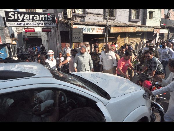 /news/telangana/ghmc-elections-tension-in-old-city-172368.html