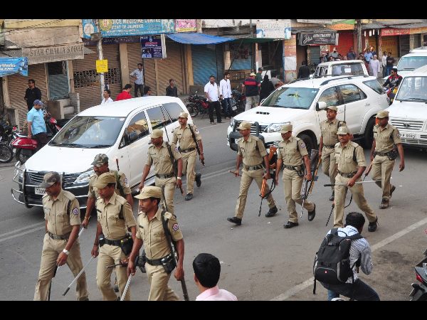 /news/telangana/ghmc-elections-tension-in-old-city-172368.html
