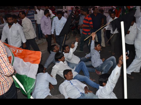  షబ్బీర్ అలీ, ఉత్తమ్‌పై దాడి: డీజీపీ ఆఫీసు ముందు కాంగ్రెస్ ధర్నా