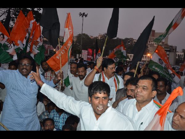  షబ్బీర్ అలీ, ఉత్తమ్‌పై దాడి: డీజీపీ ఆఫీసు ముందు కాంగ్రెస్ ధర్నా