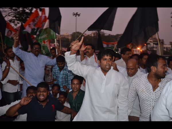  షబ్బీర్ అలీ, ఉత్తమ్‌పై దాడి: డీజీపీ ఆఫీసు ముందు కాంగ్రెస్ ధర్నా
