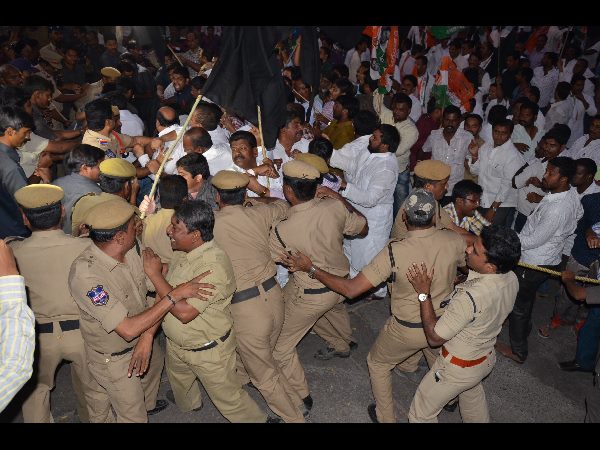  షబ్బీర్ అలీ, ఉత్తమ్‌పై దాడి: డీజీపీ ఆఫీసు ముందు కాంగ్రెస్ ధర్నా