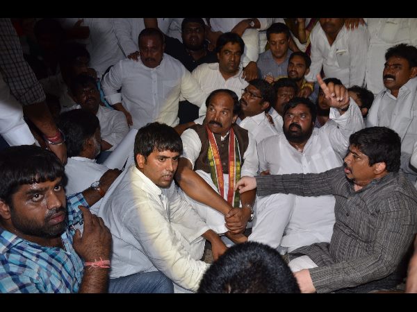  షబ్బీర్ అలీ, ఉత్తమ్‌పై దాడి: డీజీపీ ఆఫీసు ముందు కాంగ్రెస్ ధర్నా