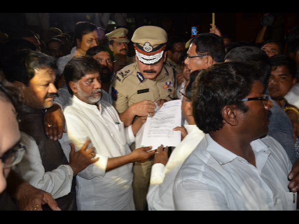  షబ్బీర్ అలీ, ఉత్తమ్‌పై దాడి: డీజీపీ ఆఫీసు ముందు కాంగ్రెస్ ధర్నా