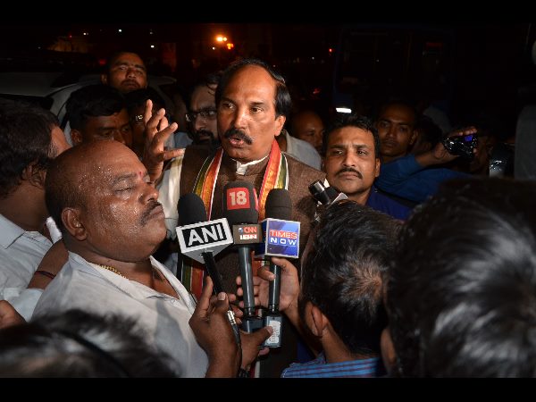 షబ్బీర్ అలీ, ఉత్తమ్‌పై దాడి: డీజీపీ ఆఫీసు ముందు కాంగ్రెస్ ధర్నా