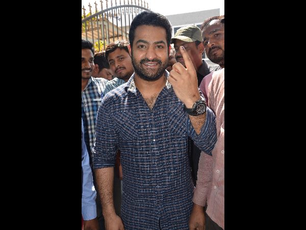  ఓటు వేసిన సినీ ప్రముఖులు