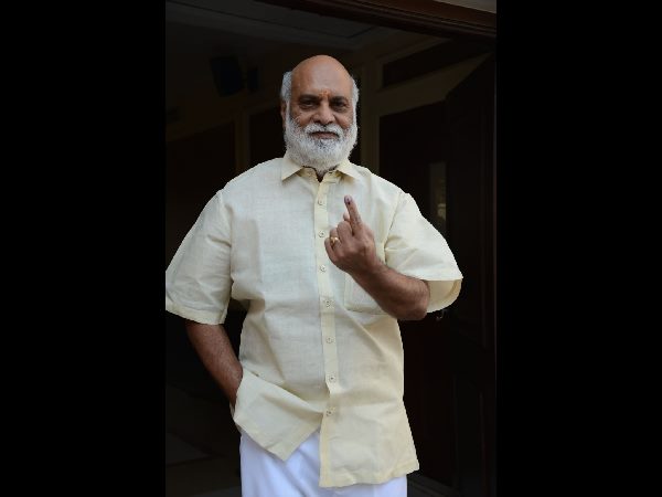  ఓటు వేసిన సినీ ప్రముఖులు