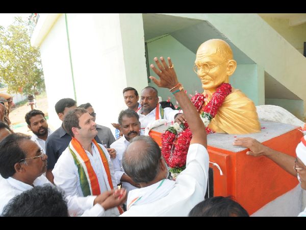  'అనంత'లో రాహుల్ పర్యటన: సభ నుంచి అలిగి వెళ్లిపోయిన కోట్ల