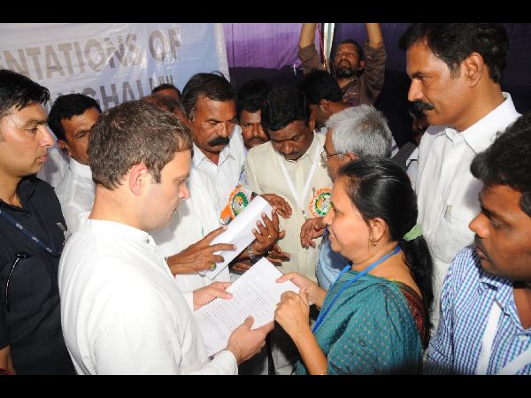  'అనంత'లో రాహుల్ పర్యటన: సభ నుంచి అలిగి వెళ్లిపోయిన కోట్ల