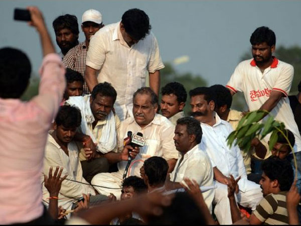 రాజకీయాలకు అతీతంగా