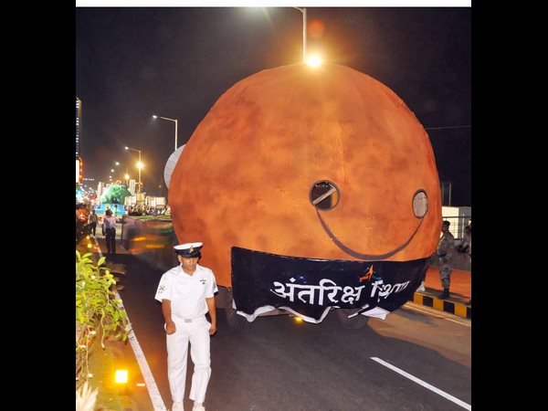 భారత నౌకాదళ చరిత్రలోనే ఇదొక అరుదైన ఘట్టం భారత నౌకాదళ చరిత్రలోనే ఇదొక అరుదైన ఘట్టం