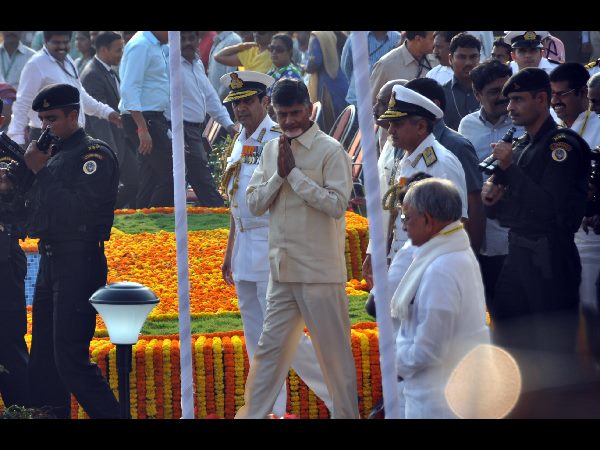 అమరవీరులకు చంద్రబాబు నివాళి