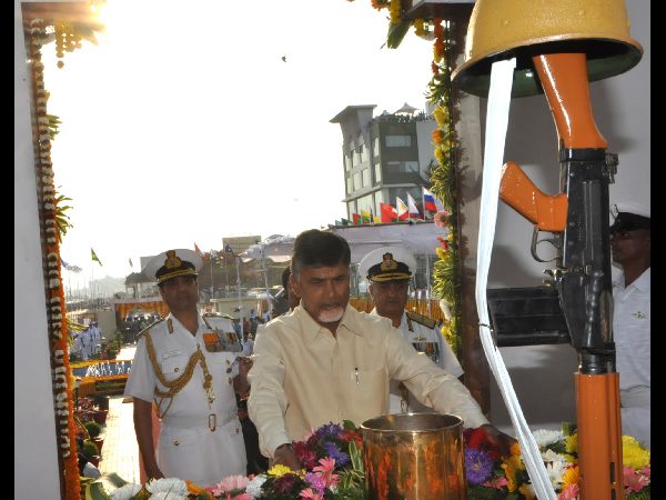 అమరవీరులకు చంద్రబాబు నివాళి