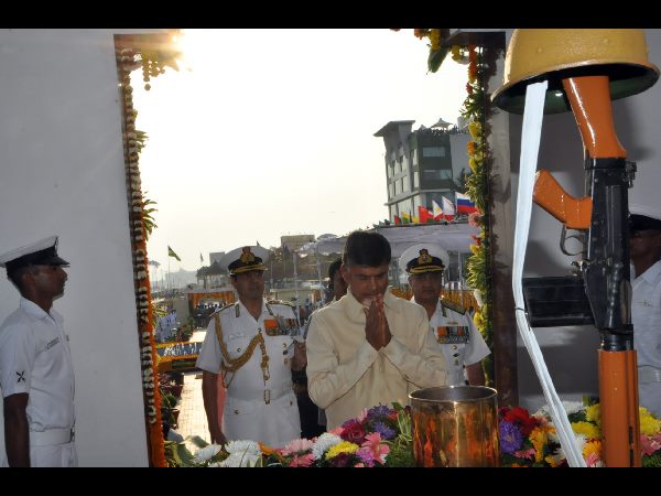  అమరవీరులకు చంద్రబాబు నివాళి