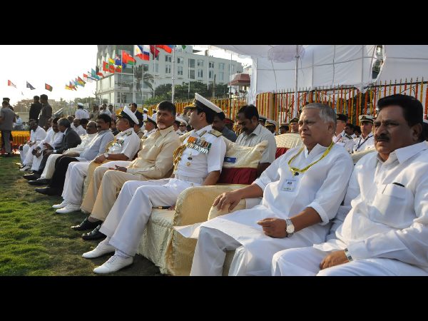 అమరవీరులకు చంద్రబాబు నివాళి