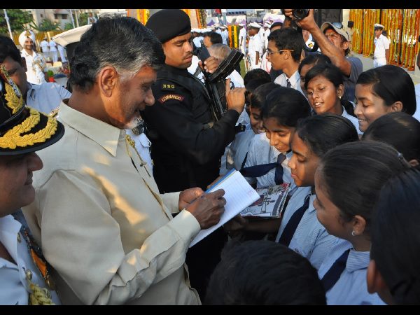 అమరవీరులకు చంద్రబాబు నివాళి