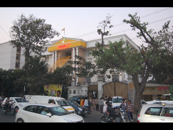  గ్రేటర్ ఎన్నికలు: టీడీపీలో నిరాశ, నలిగిపోయిన హస్తం