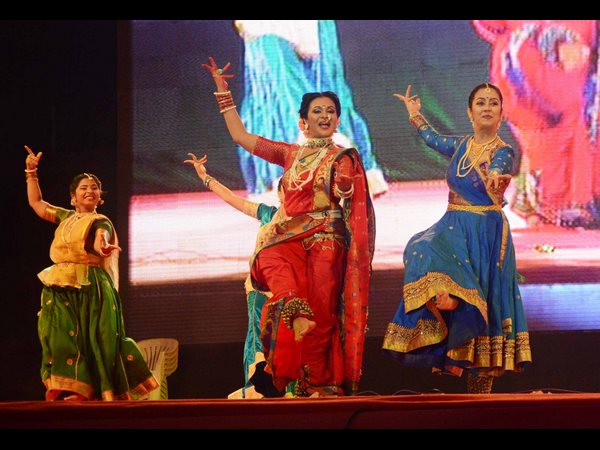 విశాఖ అందాలు రెట్టింపు-కళా ప్రదర్శనలు