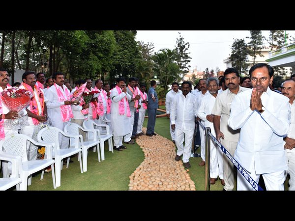 నూతన కార్పొరేటర్లతో కెసిఆర్