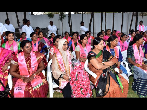 నూతన కార్పొరేటర్లతో కెసిఆర్