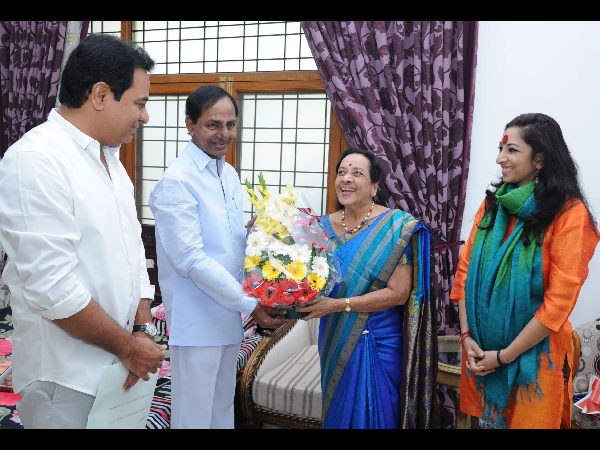 కెసిఆర్, కెటిఆర్లతో జమున కెసిఆర్, కెటిఆర్లతో జమున