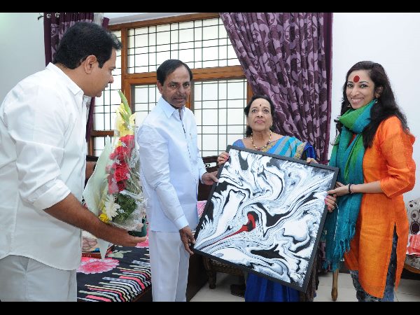 కెసిఆర్, కెటిఆర్లతో జమున కెసిఆర్, కెటిఆర్లతో జమున