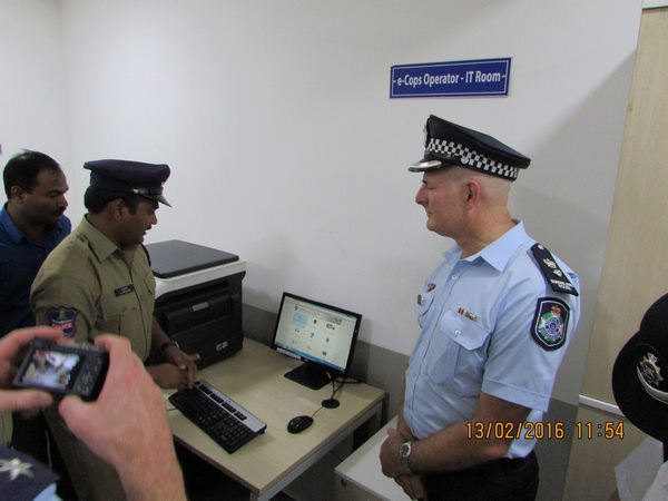 పోలీస్ బృందం