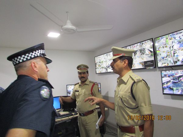 పోలీస్ బృందం