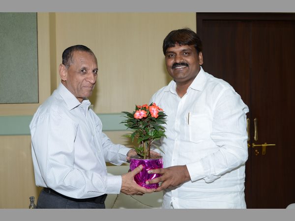 గవర్నర్‌తో మేయర్, డిప్యూటీ మేయర్