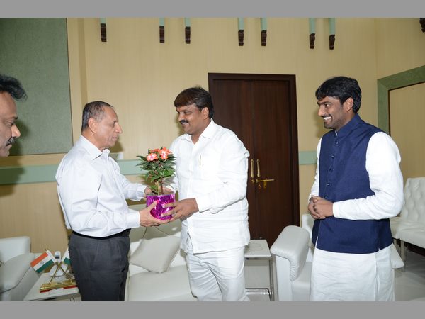  గవర్నర్‌తో మేయర్, డిప్యూటీ మేయర్