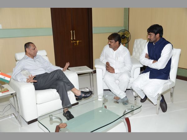  గవర్నర్‌తో మేయర్, డిప్యూటీ మేయర్