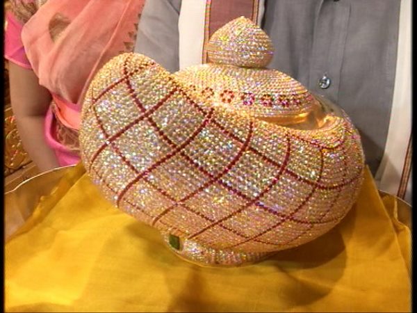 వజ్ర కిరీటం బహూకరణ వజ్ర కిరీటం బహూకరణ