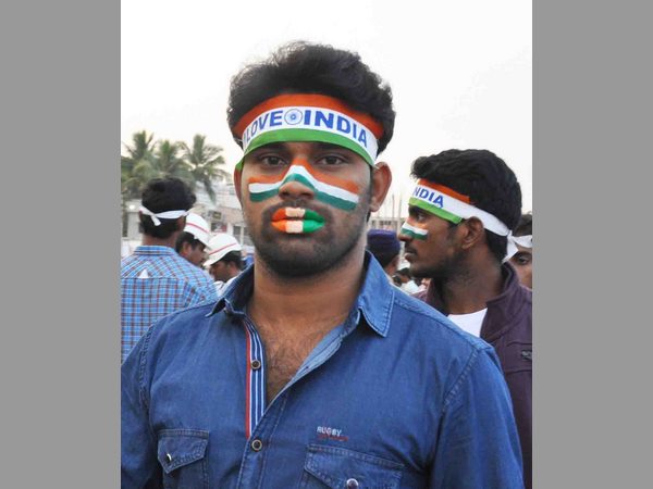 అభిమానుల సందడి అభిమానుల సందడి