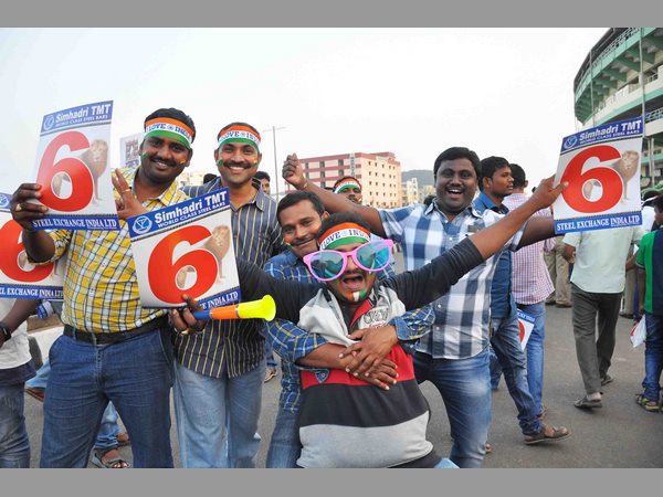 అభిమానుల సందడి అభిమానుల సందడి