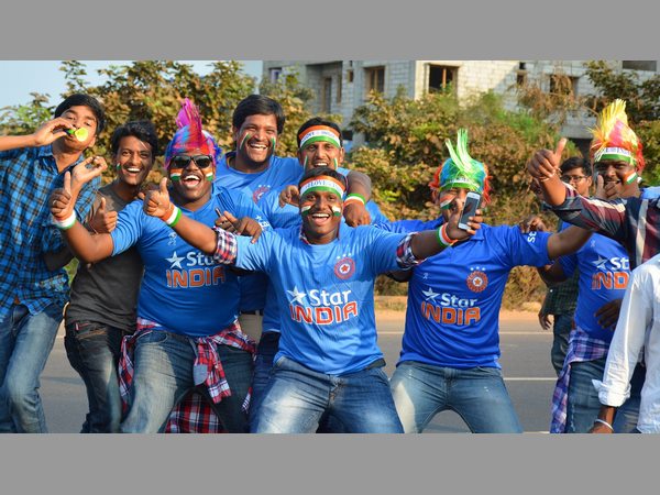 అభిమానుల సందడి అభిమానుల సందడి