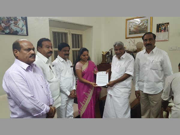 ఊమెన్ చాందీతో కవిత
