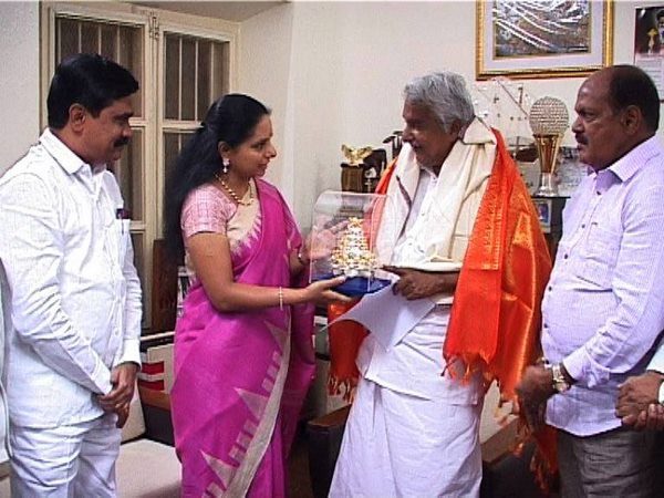 ఊమెన్ చాందీతో కవిత