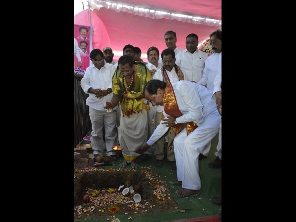 ప్రాజెక్టులకు శంకుస్థాపన