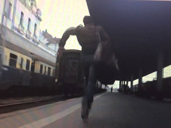 SI chased train to save girl from marriage SI chased train to save girl from marriage