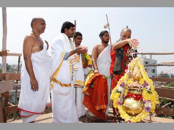 Why Jagan meeting Swaroopanandendra?