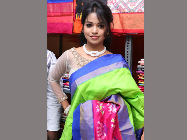 పోచంపల్లి మేళాలో సందడి చేసిన నటి భవ్య శ్రీ