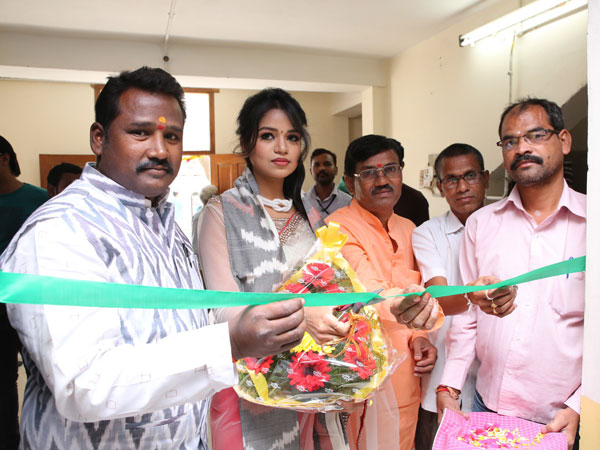  పోచంపల్లి మేళాలో సందడి చేసిన నటి భవ్య శ్రీ