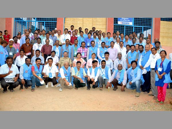 జాతరలో అధికారులు