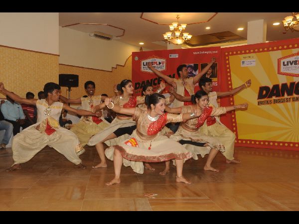 యువత స్టెప్పులు అదుర్స్ యువత స్టెప్పులు అదుర్స్