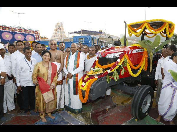 ట్రాక్టర్, బైక్ విరాళం