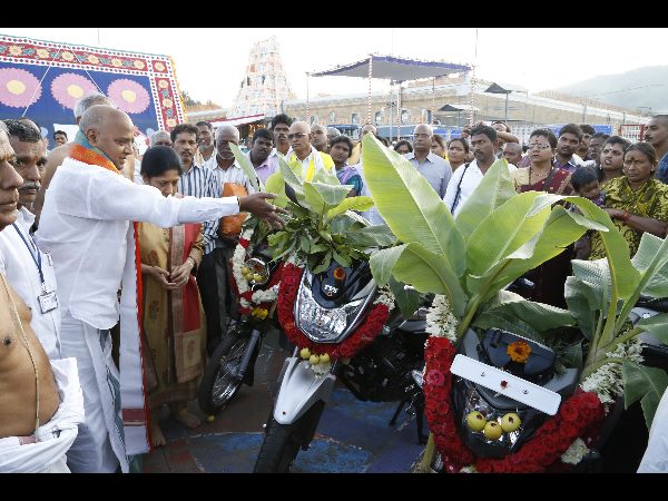 ట్రాక్టర్, బైక్ విరాళం